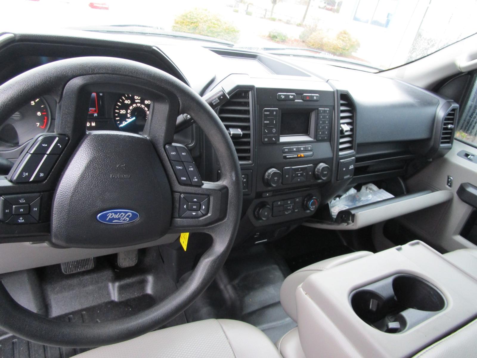 2018 WHITE /Gray / Cloth Ford F-150 Lariat SuperCab 6.5-ft. 4WD (1FTFX1E5XJK) with an 5.0L V8 OHV 16V engine, 6A transmission, located at 1814 Albert Pike Road, Hot Springs, AR, 71913, (501) 623-1717, 34.494228, -93.094070 - Photo #3